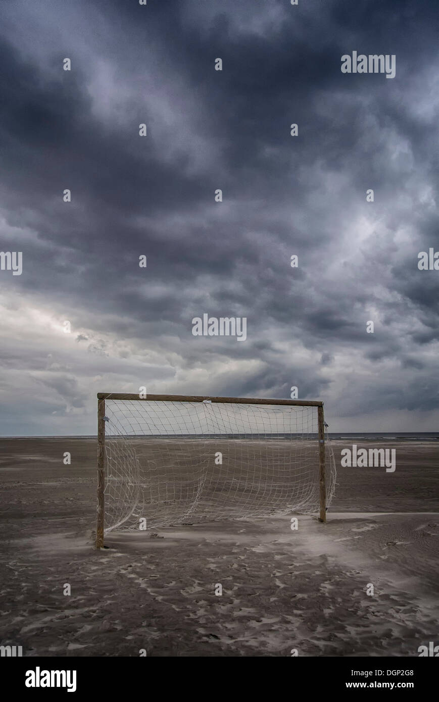 Objetivo de fútbol en la playa, cielo nublado, Schiermonnikoog, Frisia, Países Bajos, Europa Foto de stock