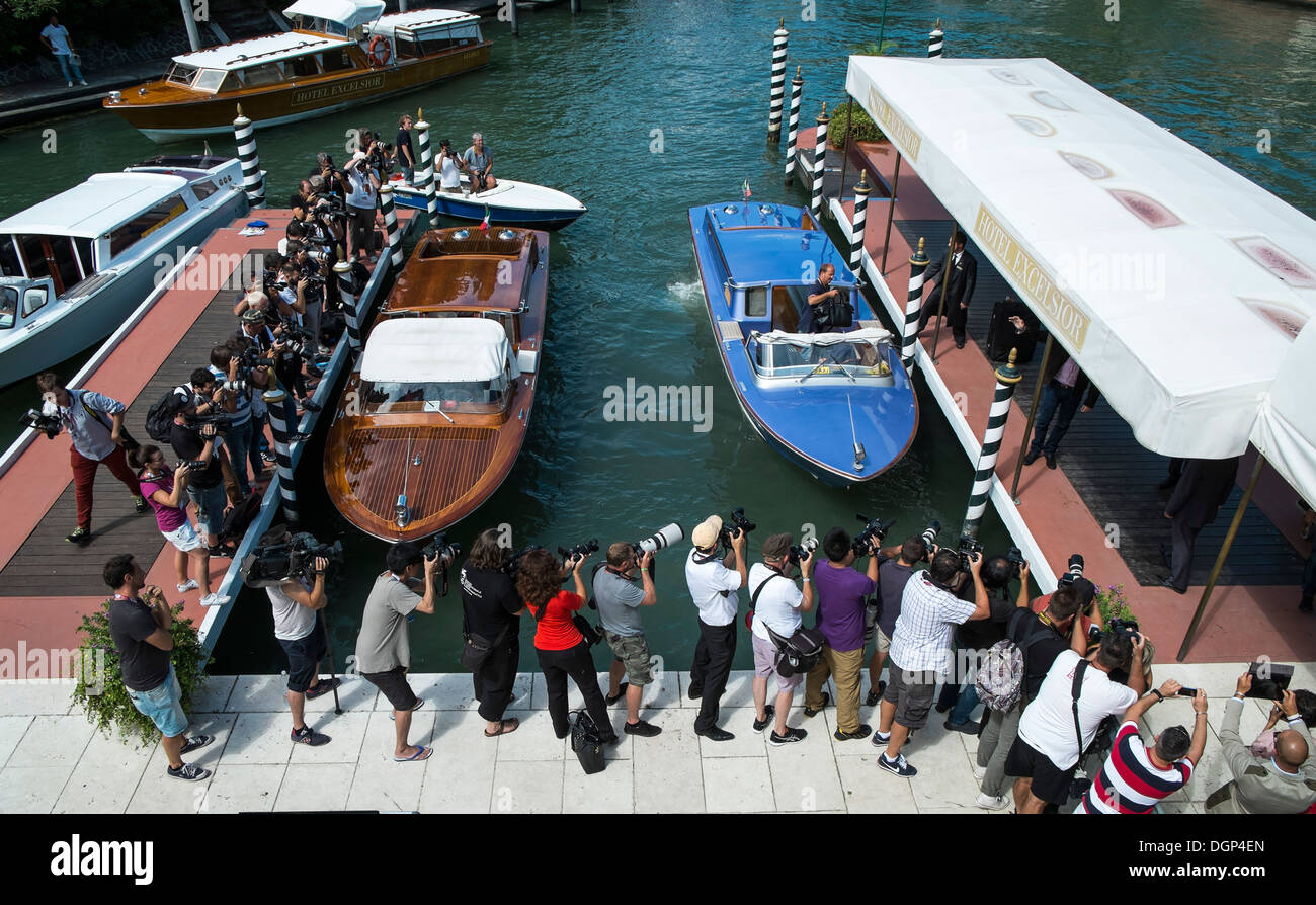 Curioso fotógrafos Paparazzi filmando las celebridades en el Festival de Cine de Venecia el embarcadero, Venecia, Italia. Foto de stock