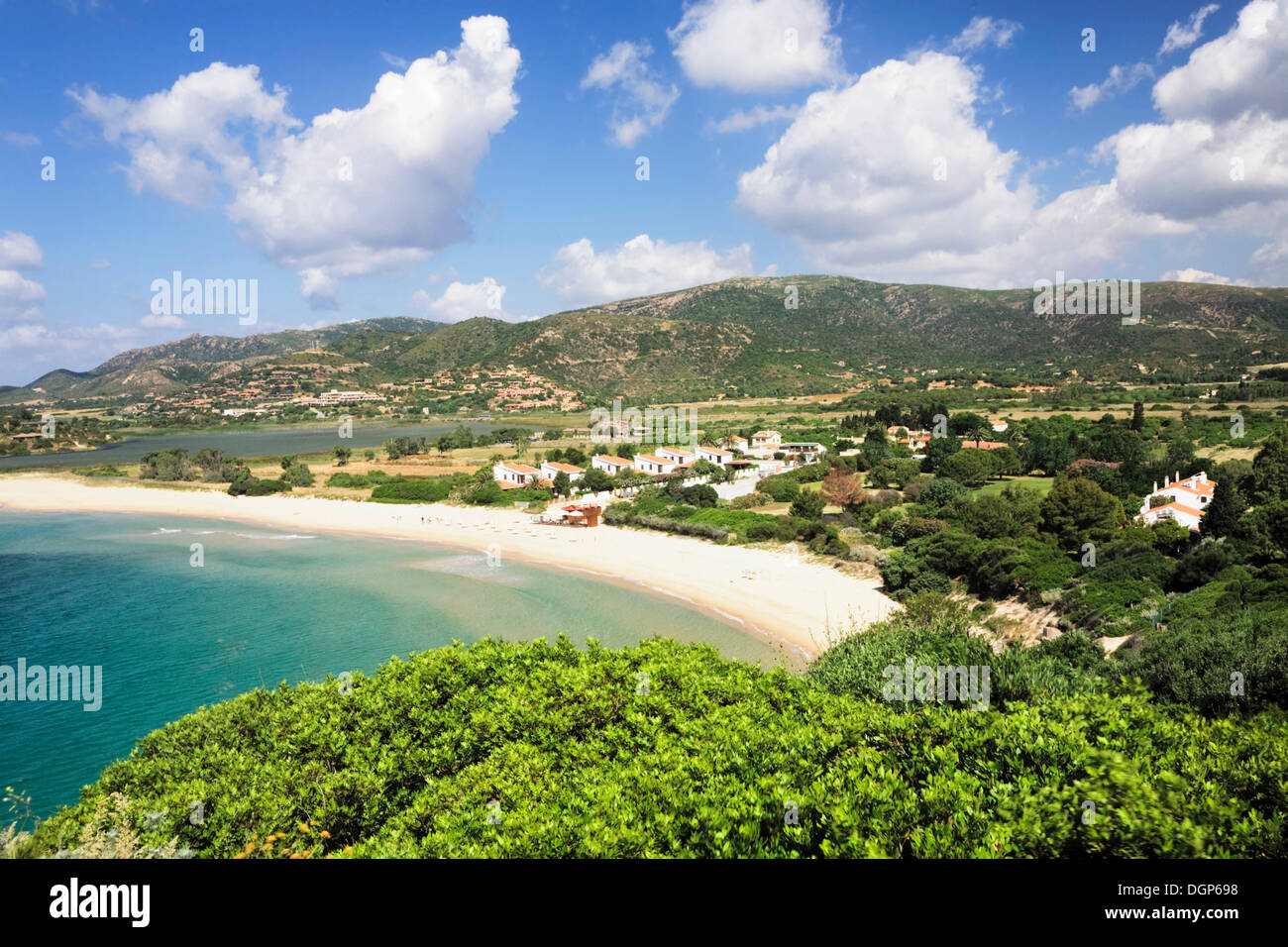 Spiaggia Sa Colonia playa en la costa del sur cerca de la Torre de Chia,  Sulcis Provincia, Cerdeña, Italia, Europa Fotografía de stock - Alamy