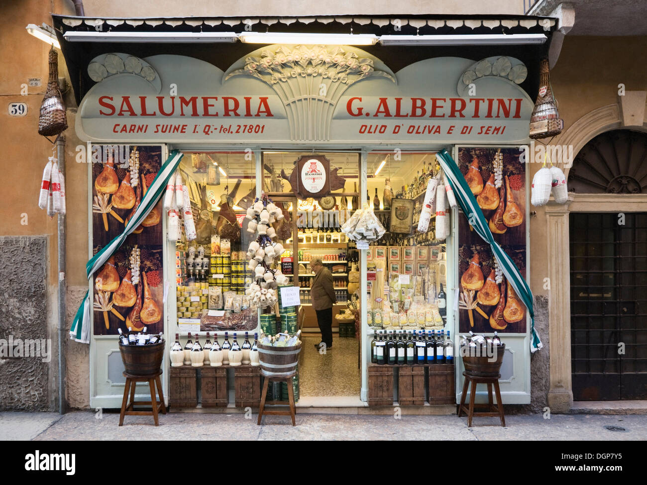 Delicatessen en el casco antiguo de la ciudad de Verona, Véneto, Italia, Europa Foto de stock