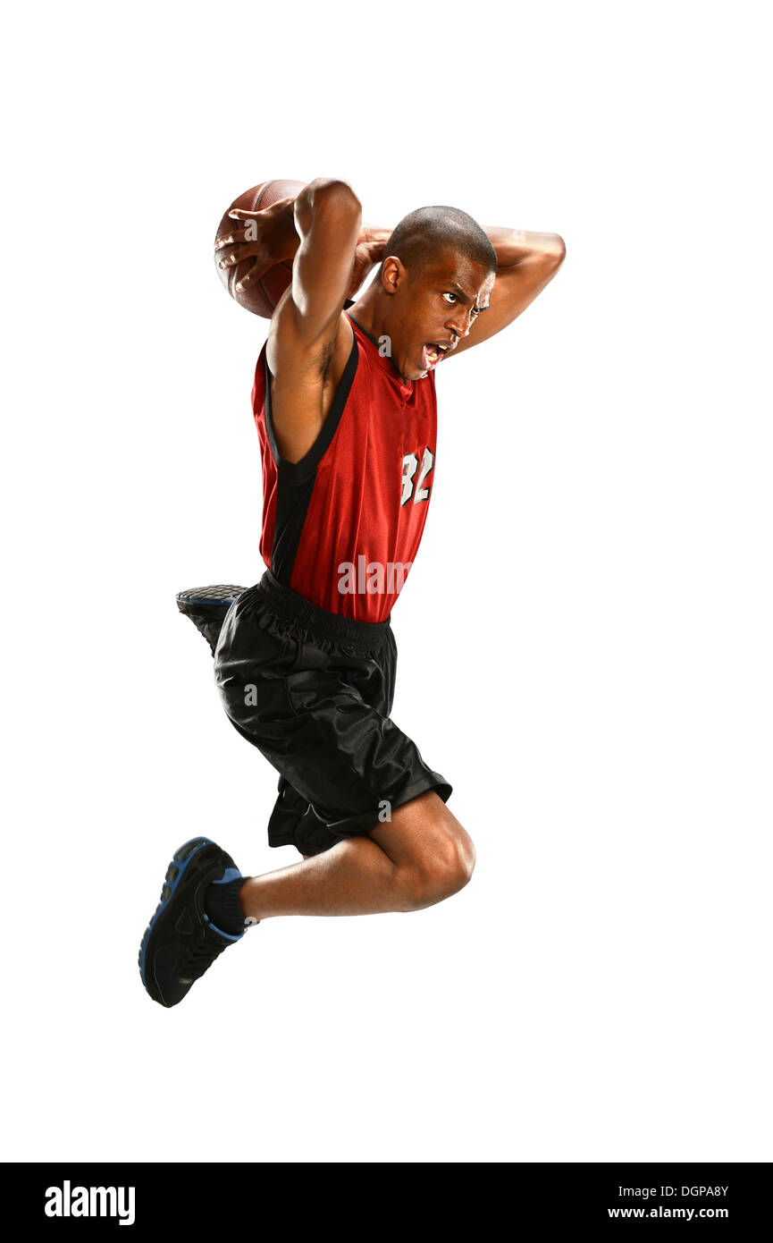 Jugador de baloncesto afroamericano saltando aislado sobre fondo blanco. Foto de stock