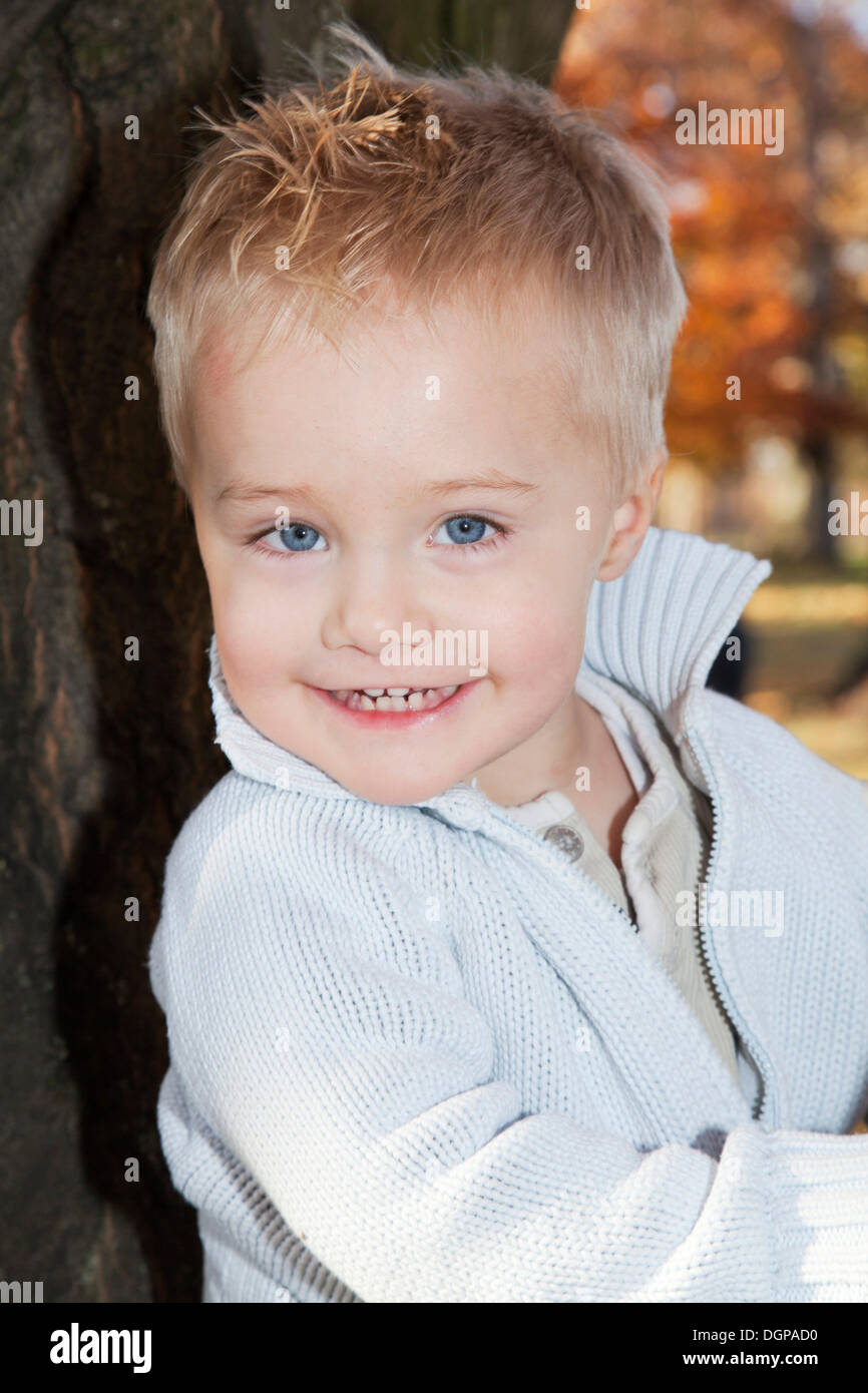 Dos-año-viejo muchacho, Retrato Foto de stock