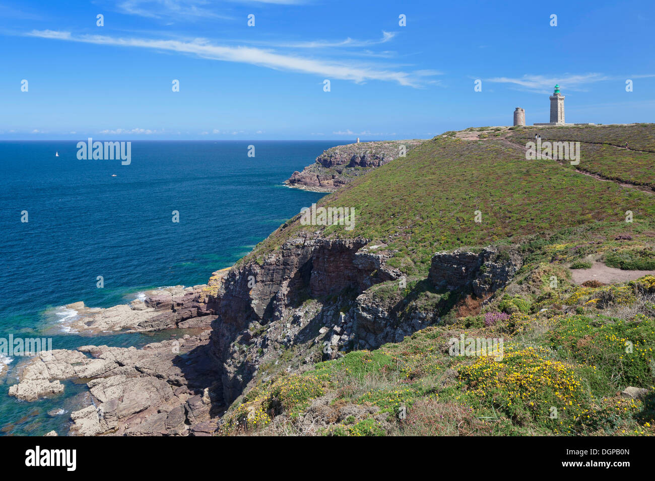 Acantilados de Cap Frehel con los viejos y nuevos faros, Cap Frehel, Bretaña, Francia Foto de stock