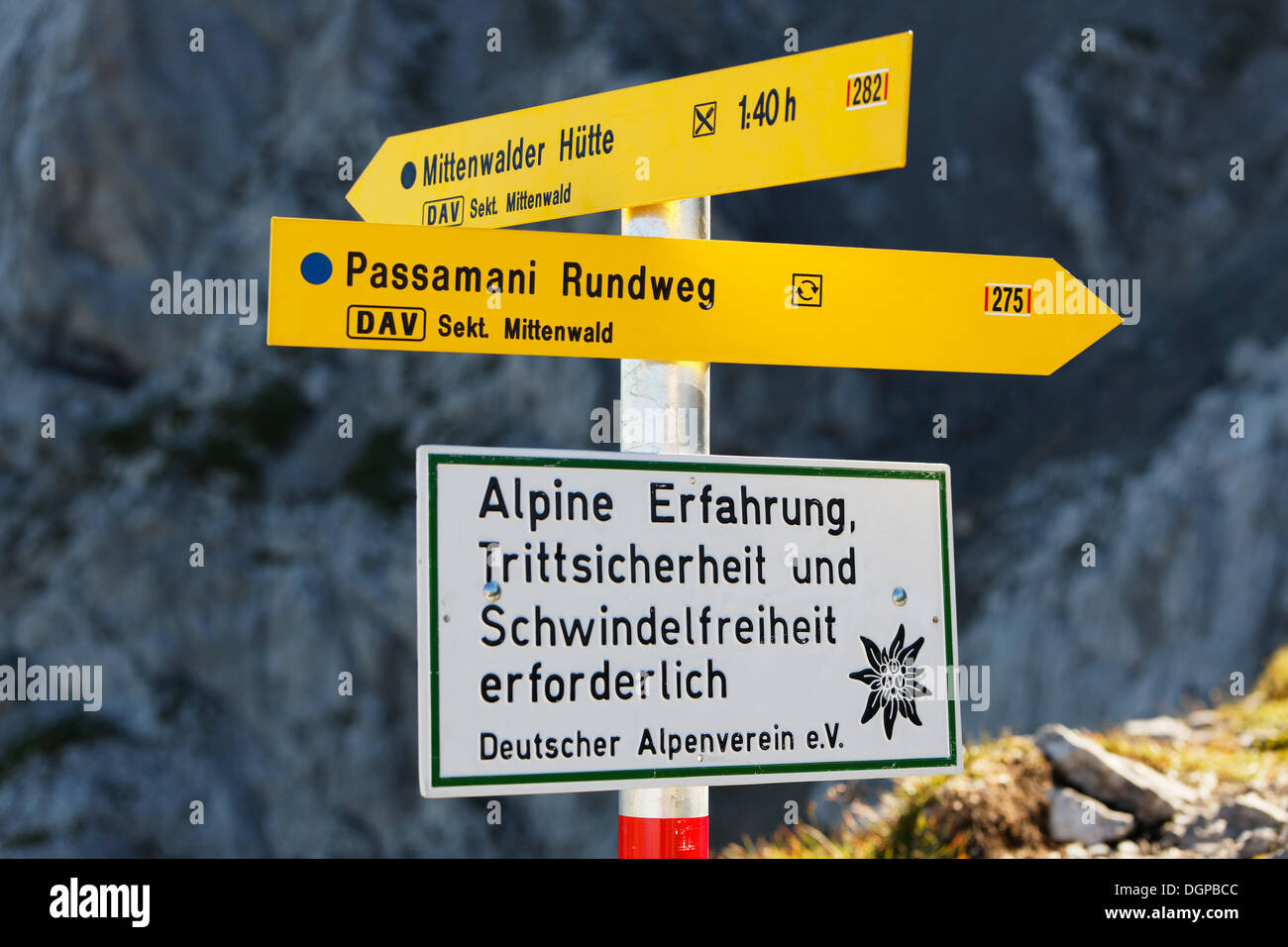 Signpost, ruta circular Passamani, Mittenwald, montañas Karwendel, Alta Baviera, Baviera Foto de stock