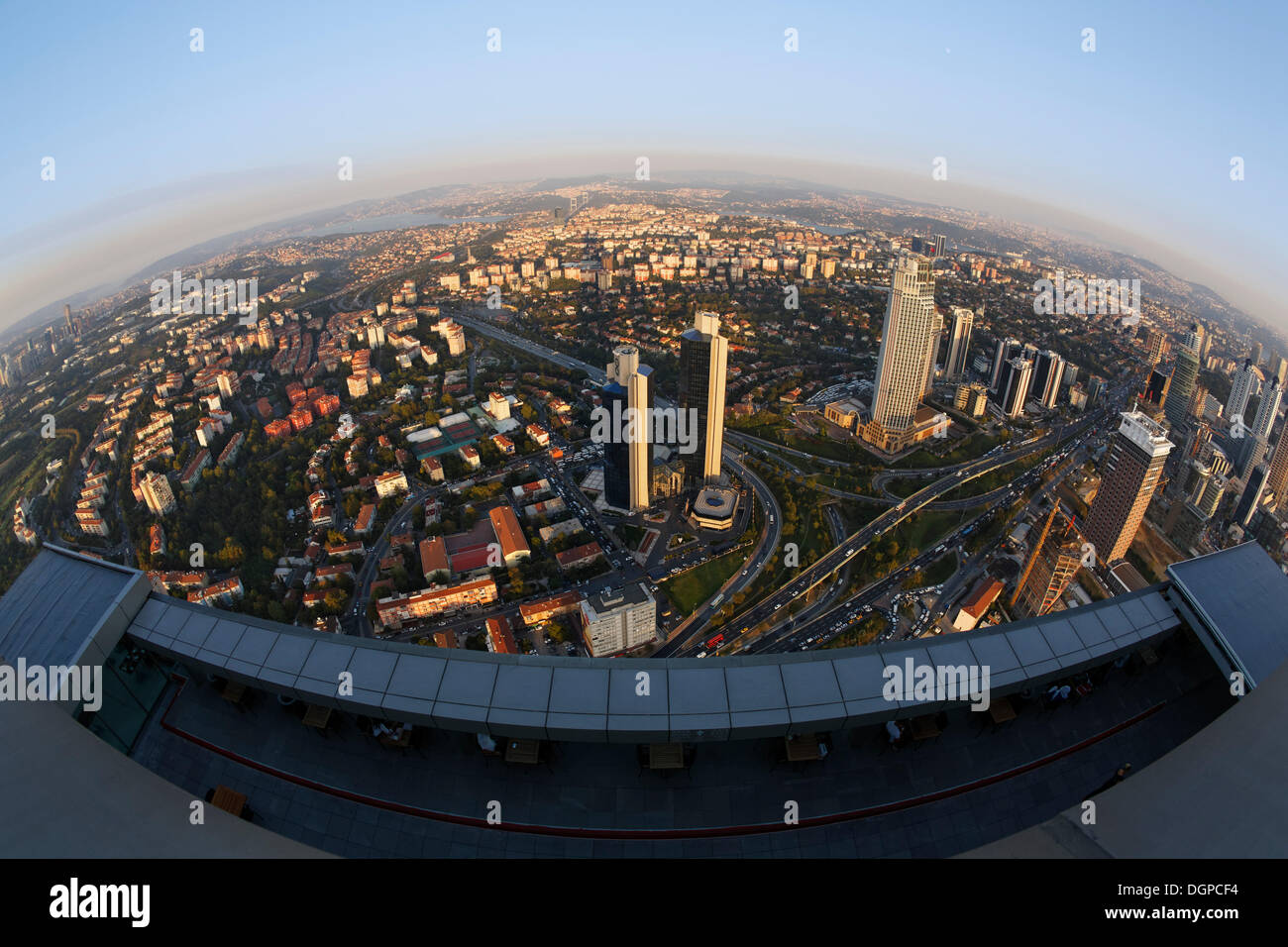 Vista desde la torre Zafiro en Levent con vistas del Bósforo, el edificio más alto de Turquía, Estambul, Turquía, Europa Foto de stock