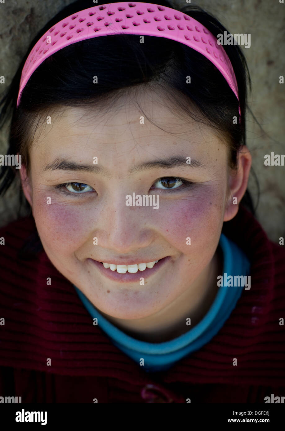 Chica sonriente con diadema, Canción Kol Zona Lacustre, Kirguistán Foto de stock