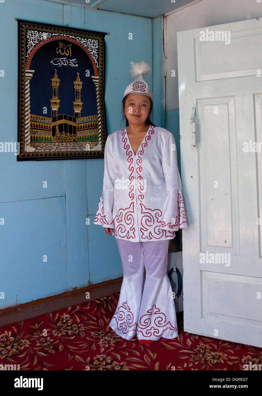 Mujer vistiendo ropas tradicionales y los artículos de sombrerería, aldea de Kyzart, Kirguistán Foto de stock