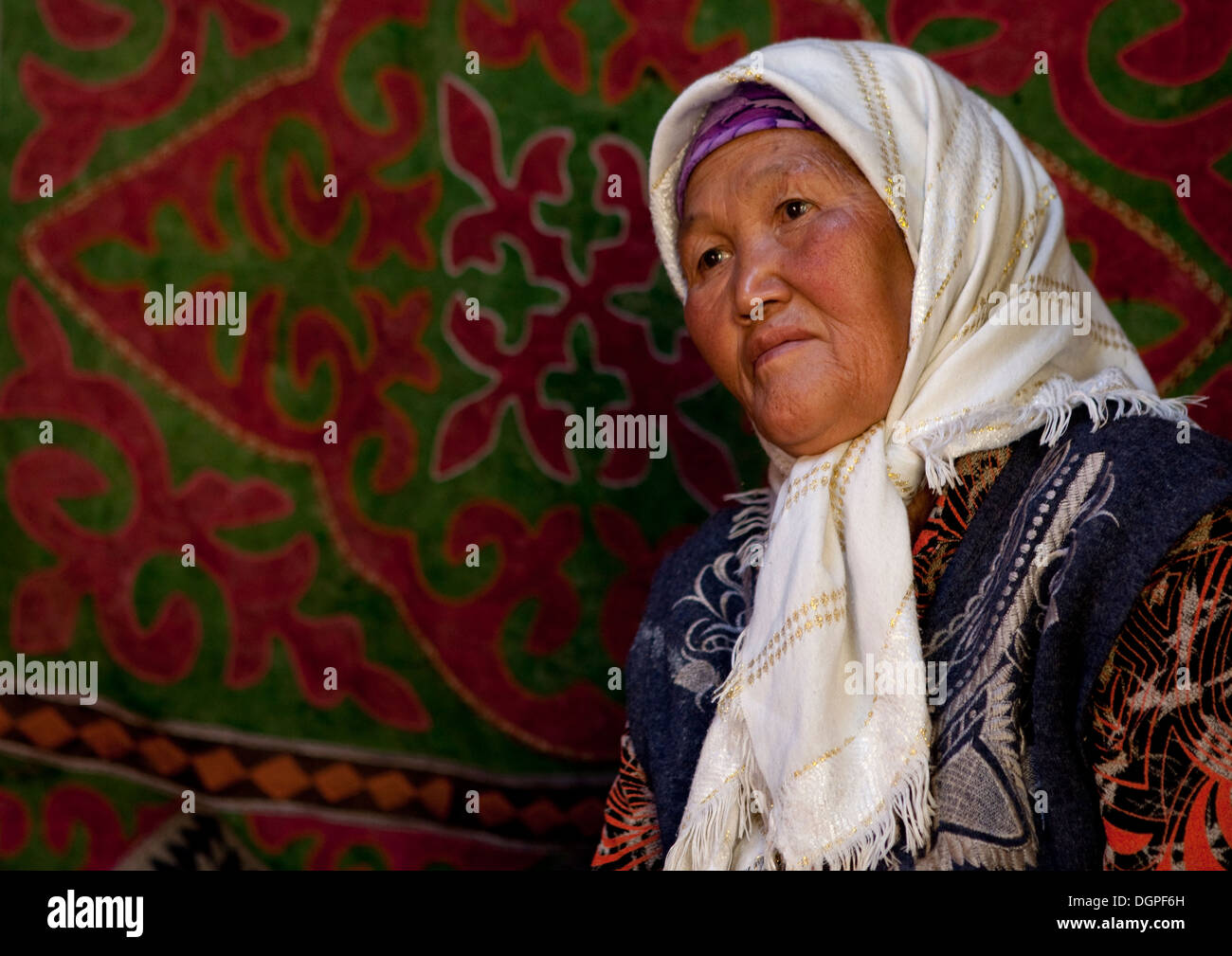Old mujer velada Kyzart River, Kirguistán Foto de stock