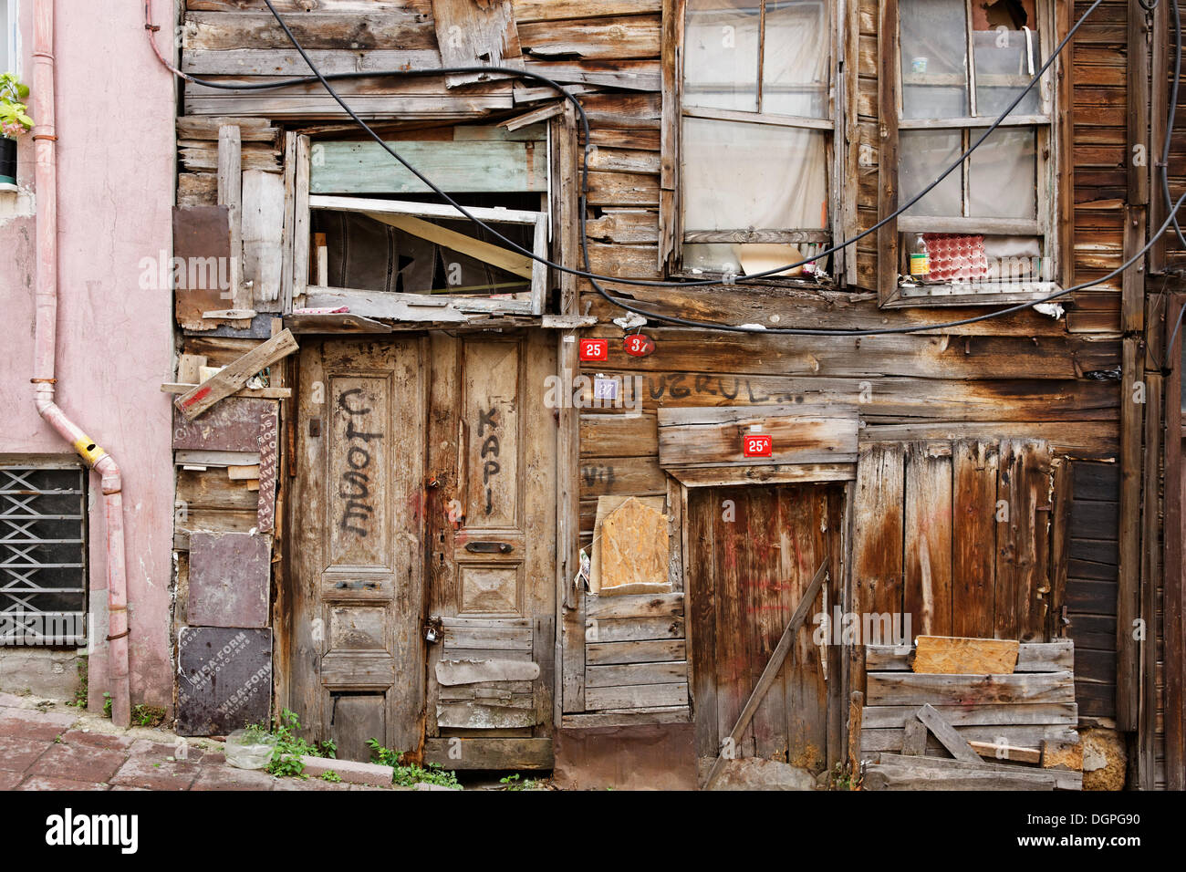 Casa de madera derruidas, en Sehit Mehmet Pasa Sokak, distrito histórico de Sultanahmet, en Estambul, Turquía, Europa Foto de stock