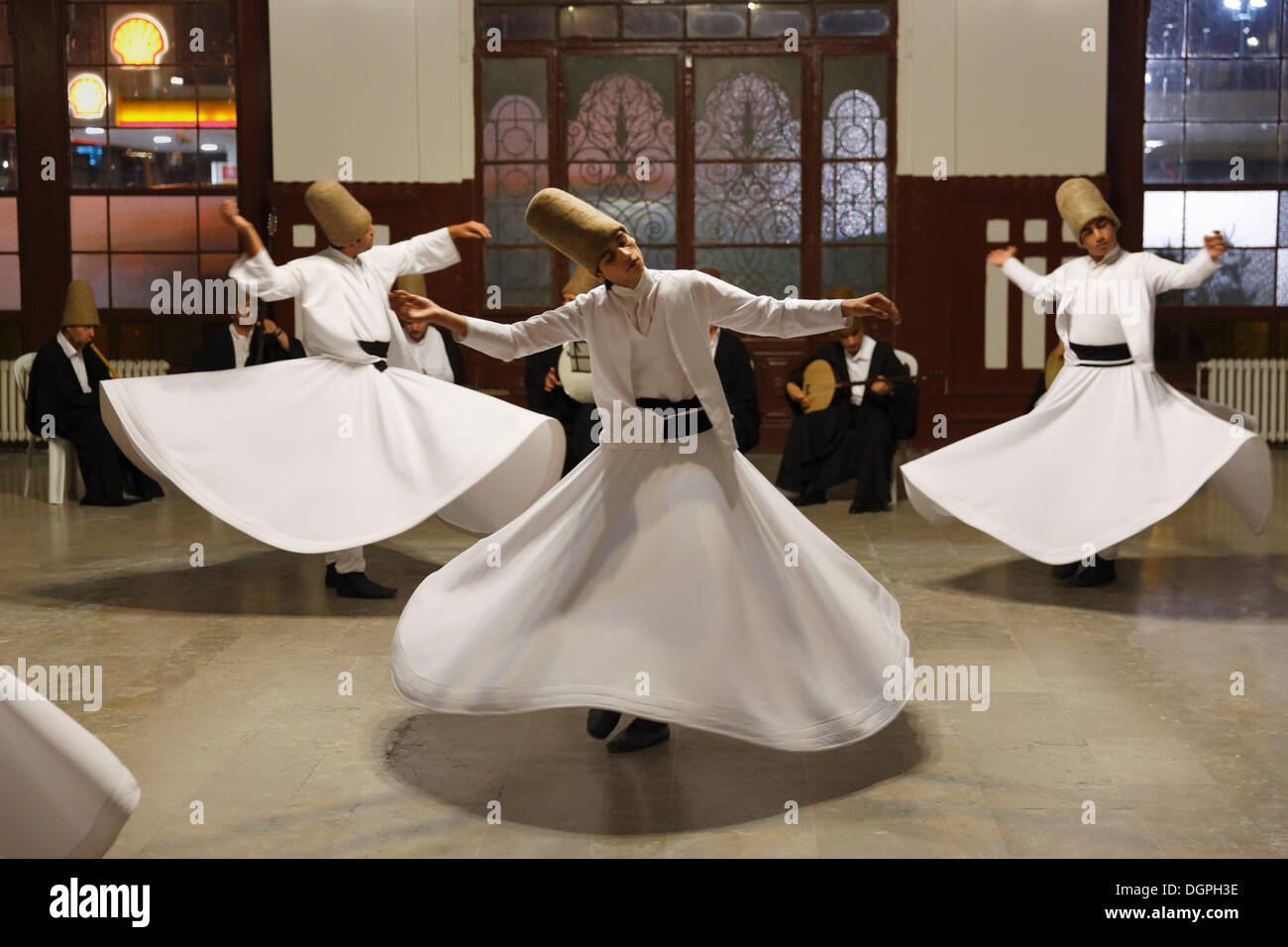 Los derviches giradores bailando el SEMA, una danza Derviche, Estación de Trenes de Sirkeci, Estambul, Turquía, Europa, Estambul Foto de stock