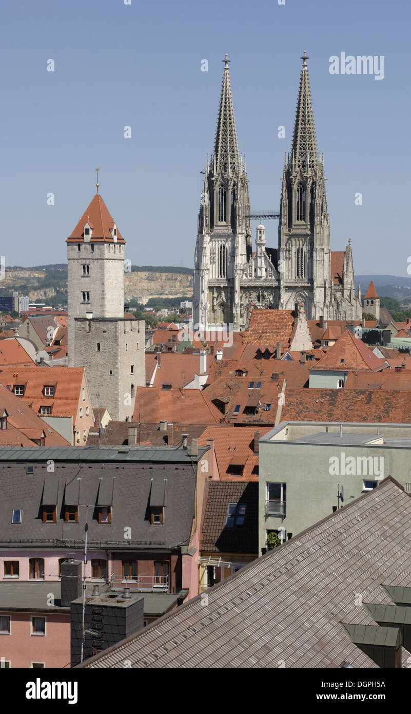 Rascacielos de la antigua ciudad alemana Regensburg Foto de stock