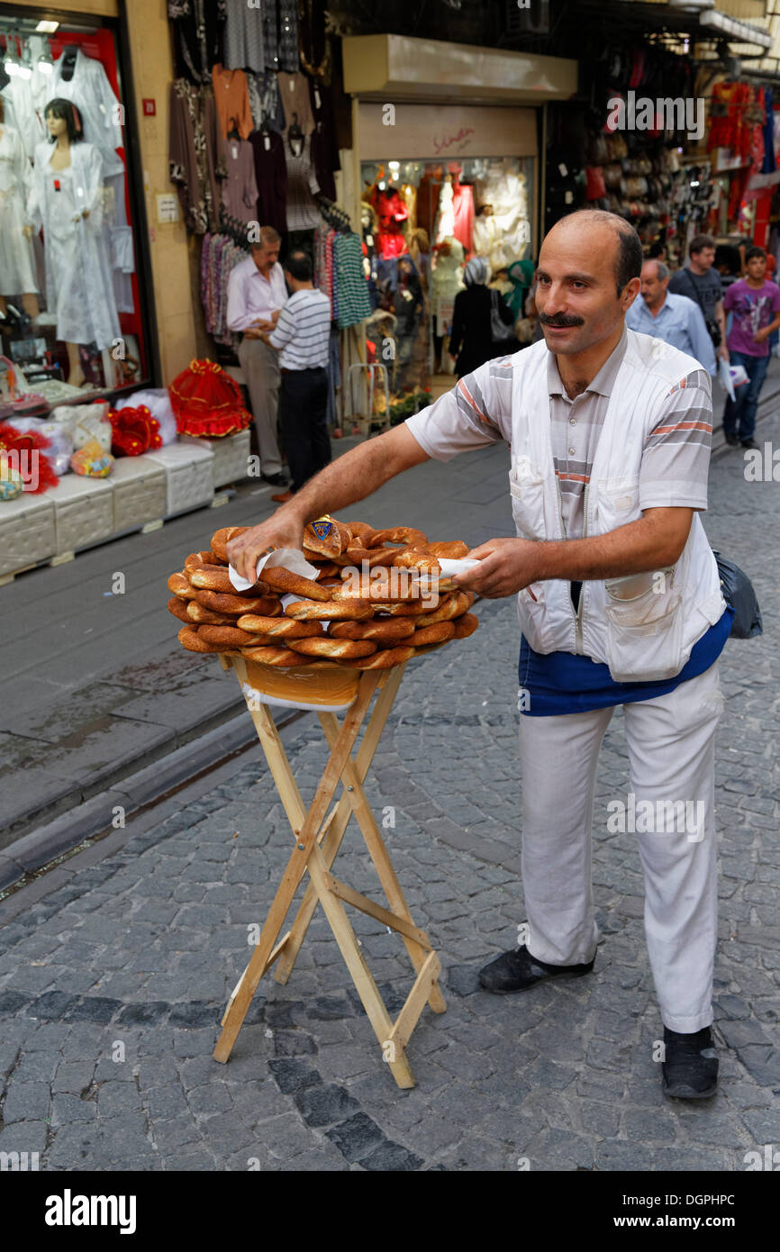 Vendedor Simit, bazar, distrito de Eminönü, Estambul, lado europeo, provincia de Estambul, Turquía, el lado europeo Foto de stock