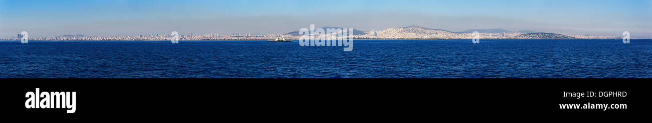 Vista panorámica desde el mar de Mármara con el lado asiático de Estambul, en Estambul, en el lado asiático de Estambul, Turquía, Provincia Foto de stock