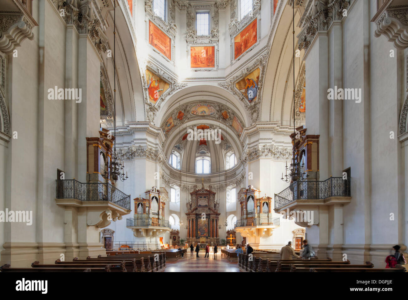 Interior, la catedral de Salzburgo, dedicada a San Ruperto y San Vergilius, centro histórico, Salzburg, Salzburg, Austria Foto de stock