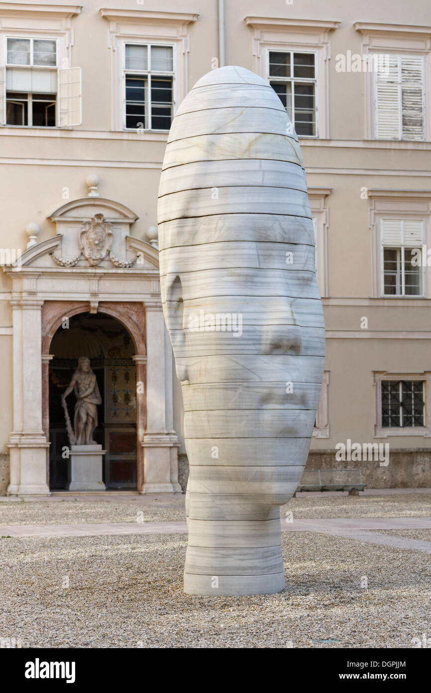 La escultura de mármol "Awilda" por el artista catalán Jaume Plensa, Dietrichsruh-Platz cuadrado de la Universidad de Salzburgo. Foto de stock