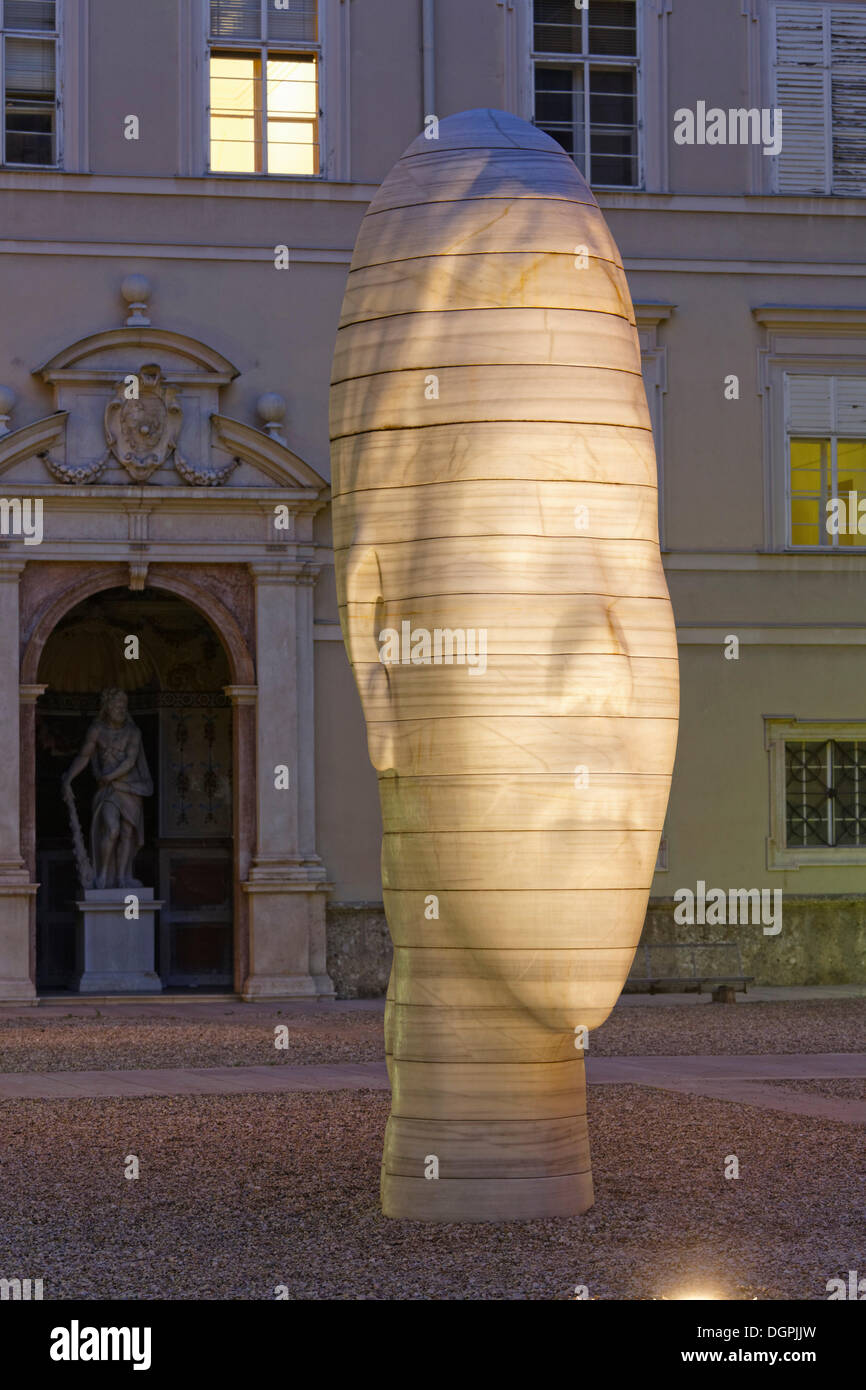 La escultura de mármol "Awilda" por el artista catalán Jaume Plensa, Dietrichsruh-Platz cuadrado de la Universidad de Salzburgo, en el crepúsculo Foto de stock