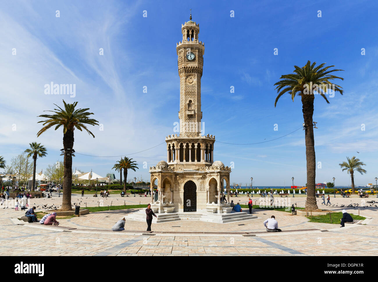 Torre del Reloj de Saat Kulesi, el Konak Meydani Plaza Konak, Izmir, provincia de İzmir, la Región del Egeo, Turquía Foto de stock
