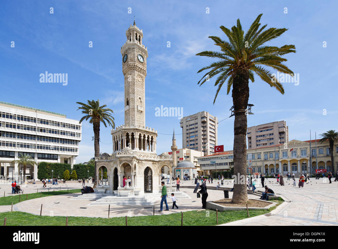 Torre del Reloj de Saat Kulesi y Konak Mezquita el Konak Meydani Plaza Konak, Izmir, provincia de İzmir, la Región del Egeo, Turquía Foto de stock