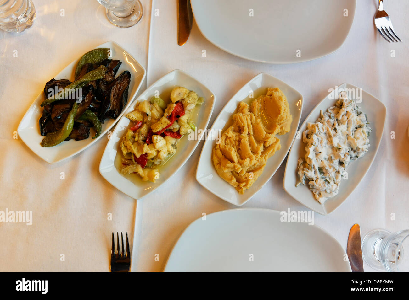 Mezeler, diversos aperitivos, Kuşadası turca, provincia de Aydin, región del Egeo, Turquía Foto de stock