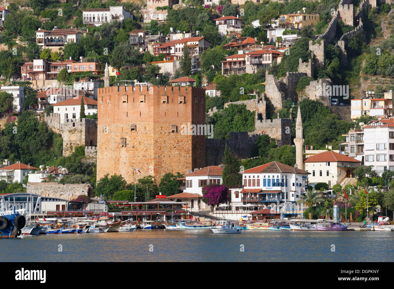 Kizil Kule, la Torre Roja y la fortaleza de las paredes, Alanya, Riviera turca, en la provincia de Antalya, Turquía, Región mediterránea Foto de stock