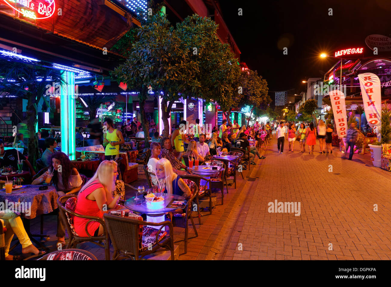 Bares en el centro de la ciudad por la noche, Alanya, Riviera turca, en la provincia de Antalya, Turquía, Región mediterránea Foto de stock