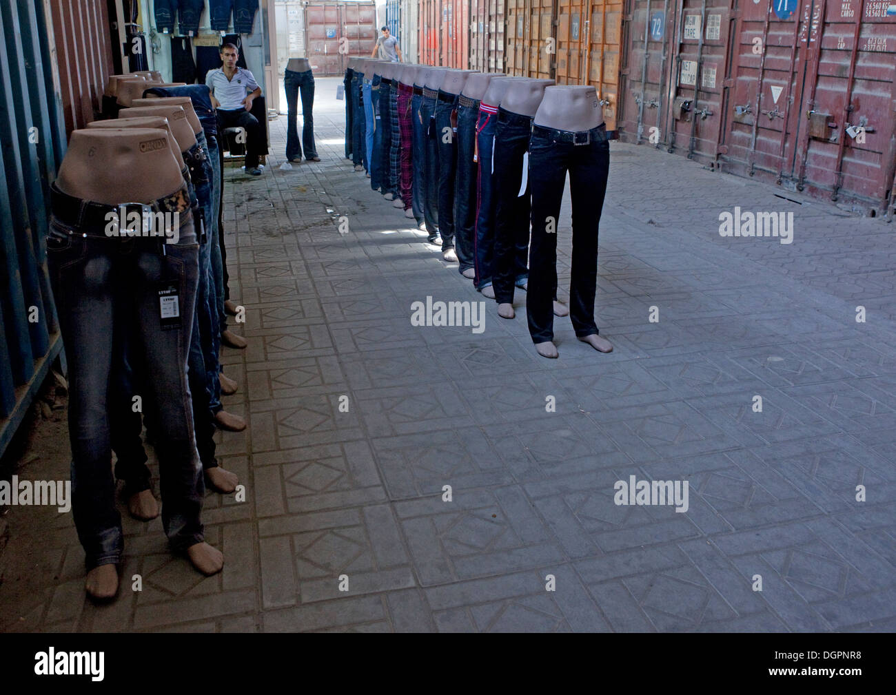 En Venta En Denims Dordoi Mercado, Bishkek, Kirguistán Foto de stock