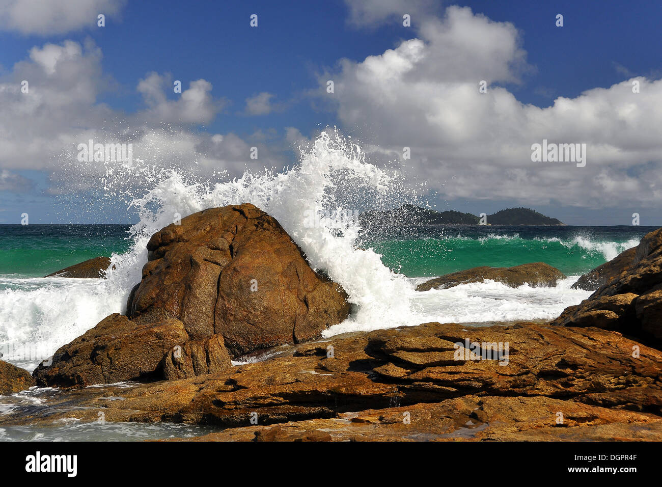 Olas rompiendo en la playa rocosa lopez Mendes, ihla grande, cerca de Río de Janeiro, Brasil, América del Sur Foto de stock