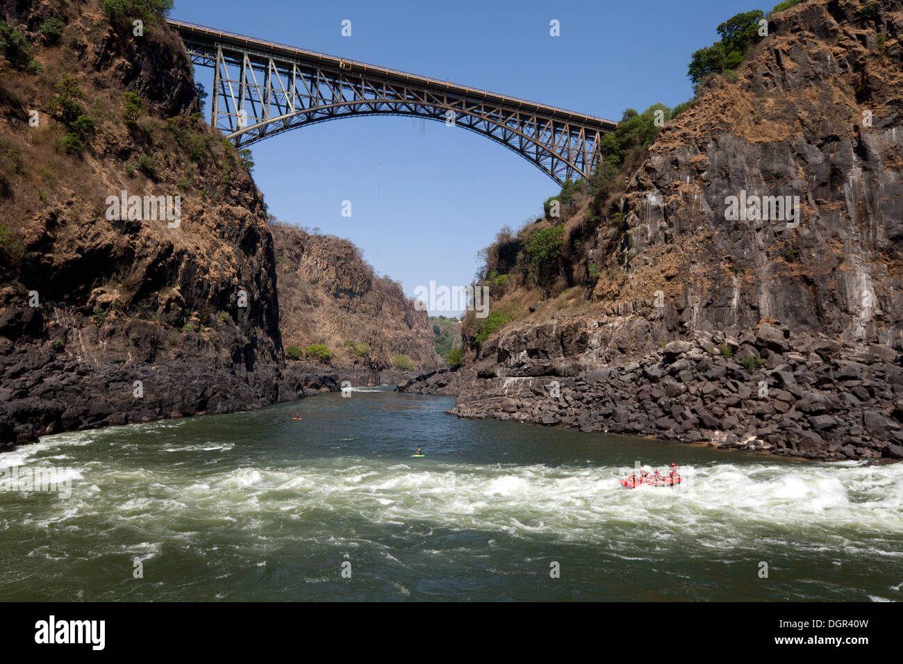 Deportes extremos - turistas rafting en el caldero, Puente de Victoria Falls, las Cataratas Victoria, Zambia África Foto de stock