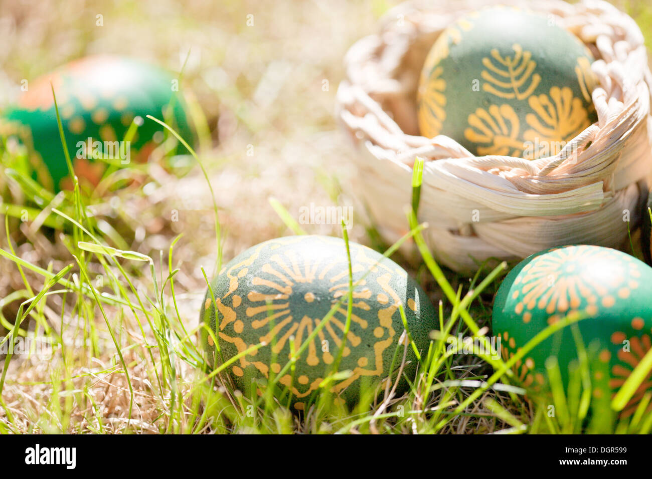 Hermosos huevos de Pascua decorados con cera de abeja Foto de stock