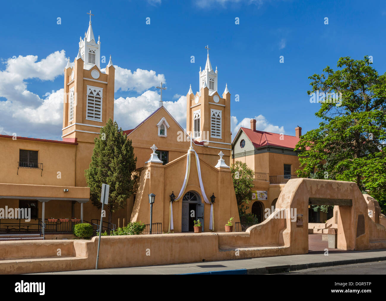Iglesia de San Felipe de Neri, Old Town Plaza, Old Town, Albuquerque, Nuevo México, EE.UU. Foto de stock