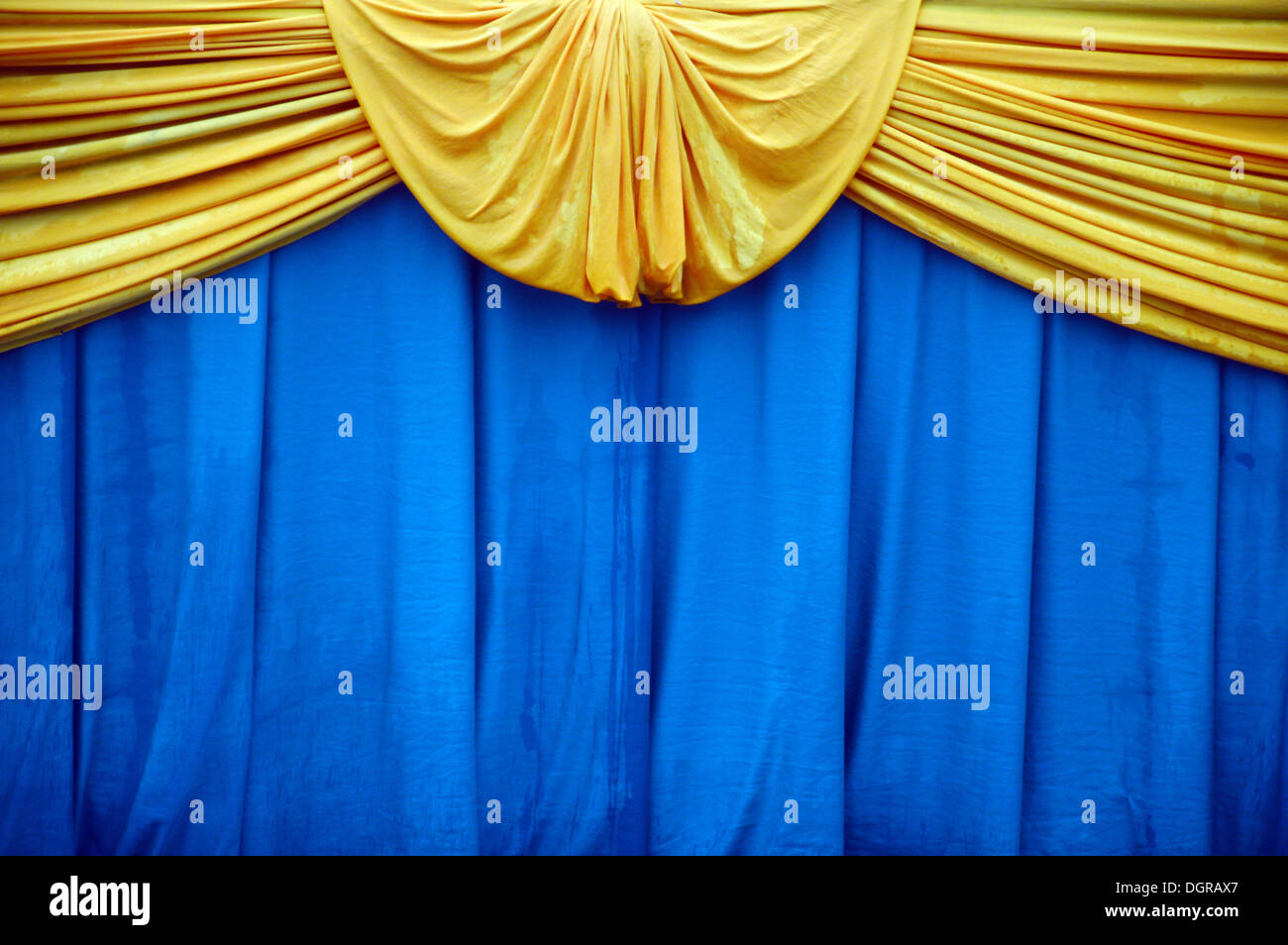 Hermosa decoración telas azules y amarillas Fotografía de stock - Alamy