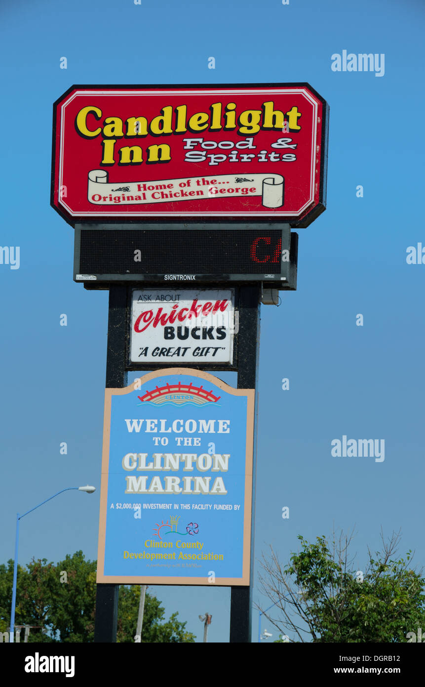 Firmar por El Candlelight Inn, un popular restaurante junto al Río Mississippi, en Clinton, Iowa Foto de stock