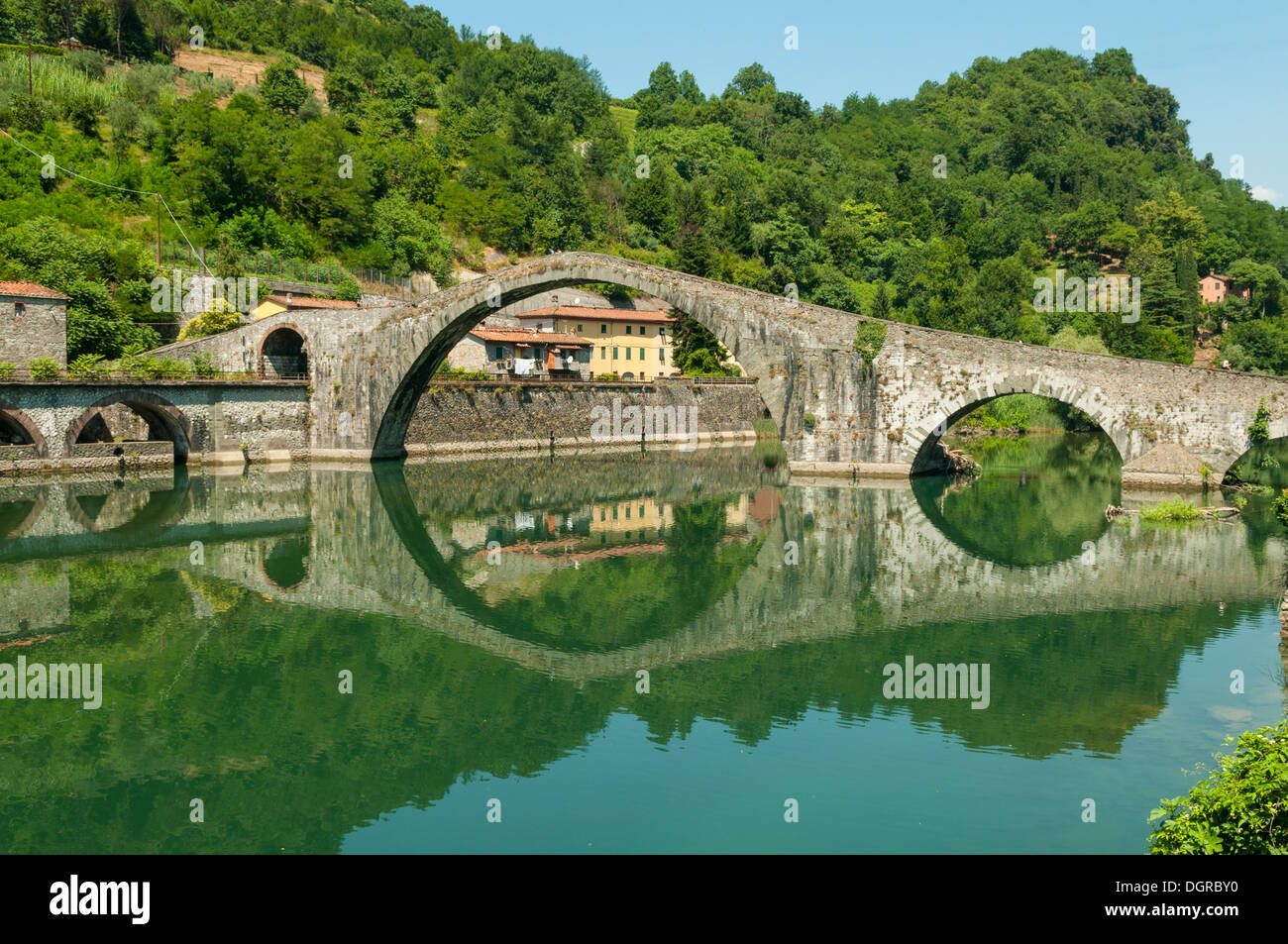 Ponte della Maddalena, cerca de Borgo, Toscana, Italia Foto de stock