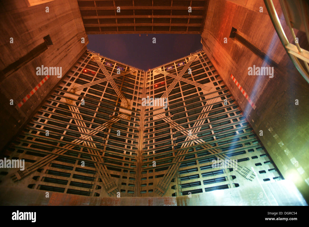 Vista de noche de barco, apertura cerradura, presa de las Tres Gargantas del río Yangtze, China Foto de stock
