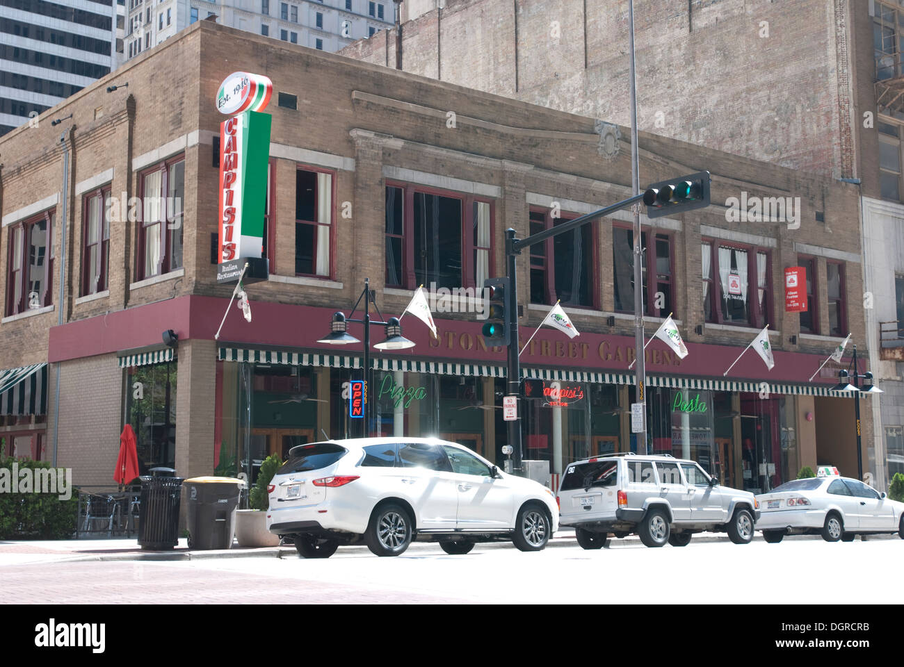 Blanco autos estacionados fuera de Campisi's es un restaurante italiano en el centro de Dallas, Texas. Foto de stock