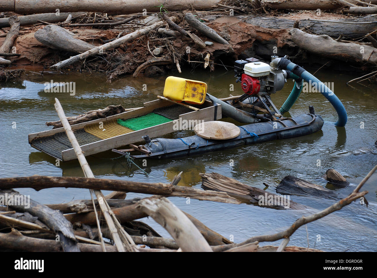 Plataforma de trabajo flotante de un buscador de oro en la Amazonía, Bolivia, América del Sur Foto de stock