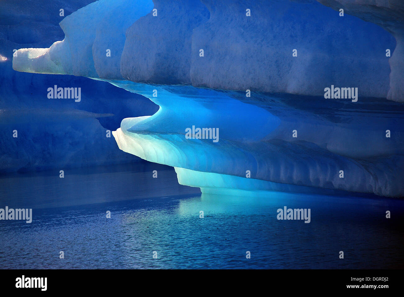Estructura de un iceberg, el Glaciar Perito Moreno, la Alta Cordillera de Los Andes, cerca de la localidad de El Calafate, Patagonia Argentina, Sudamérica Foto de stock