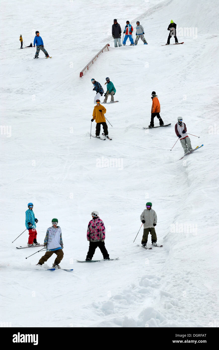 Los esquiadores en acción, centro de esquí de verano folgefonn como glaciar Folgefonna, Noruega, Europa Foto de stock