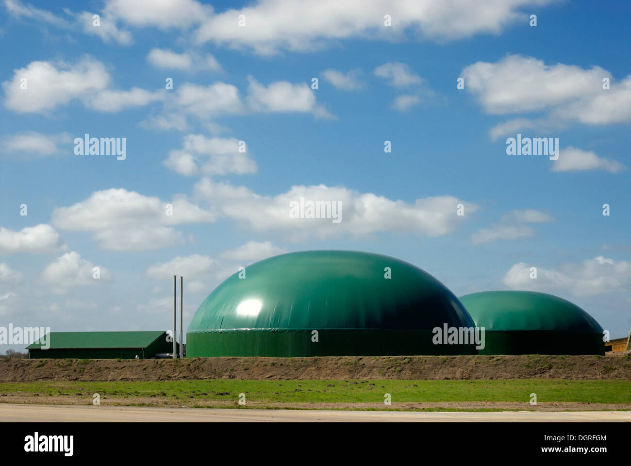 La planta de biogás agrícola, planta de energía de biomasa con unidad de cogeneración CHP, para la producción de electricidad y calor Foto de stock