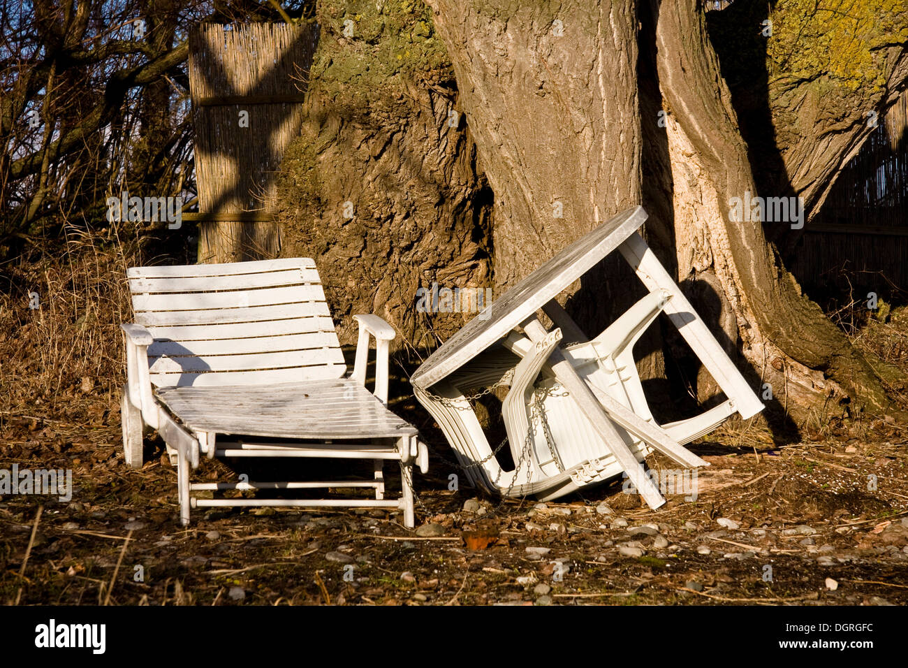 Plástico sin utilizar sillas de playa, la Isla de Reichenau, Landkreis Konstanz County, Baden-Wuerttemberg Foto de stock