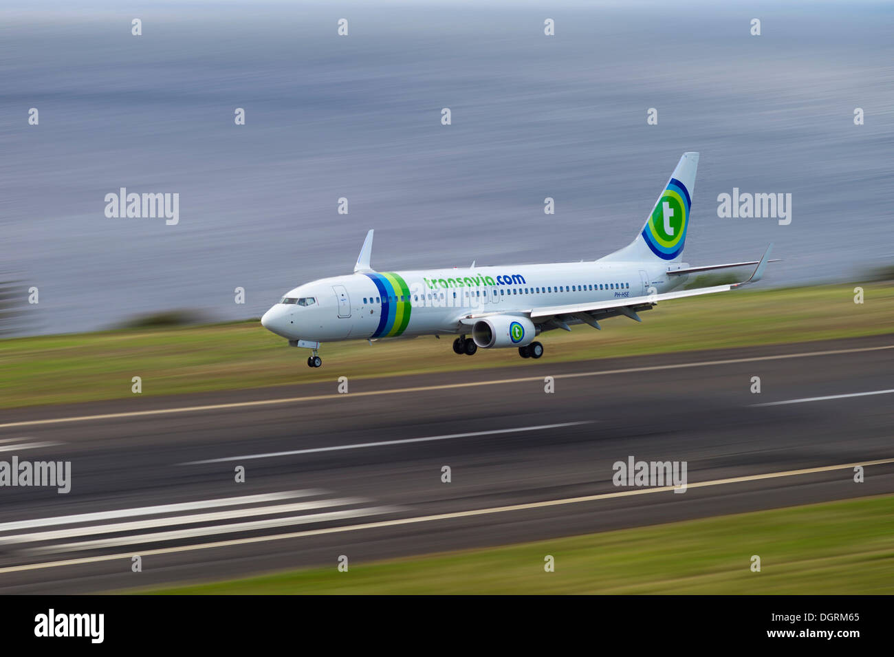 Aterrizaje del avión de pasajeros de Transavia Airlines en el aeropuerto de Madeira, Funchal LPMA Airport o Airport Santa Foto de stock