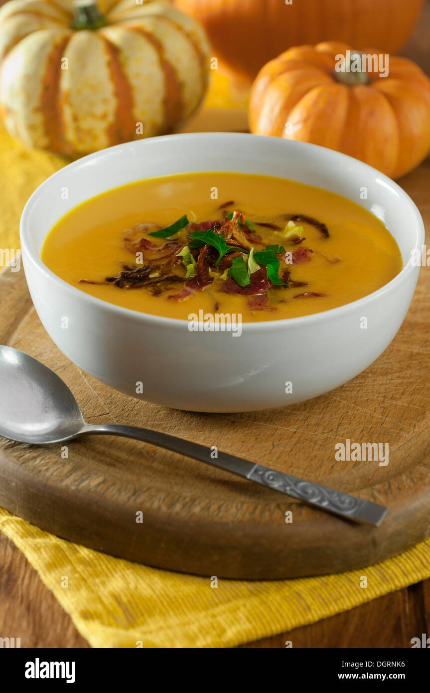 Sopa de calabaza con crujiente de tocino y cebollas. Foto de stock