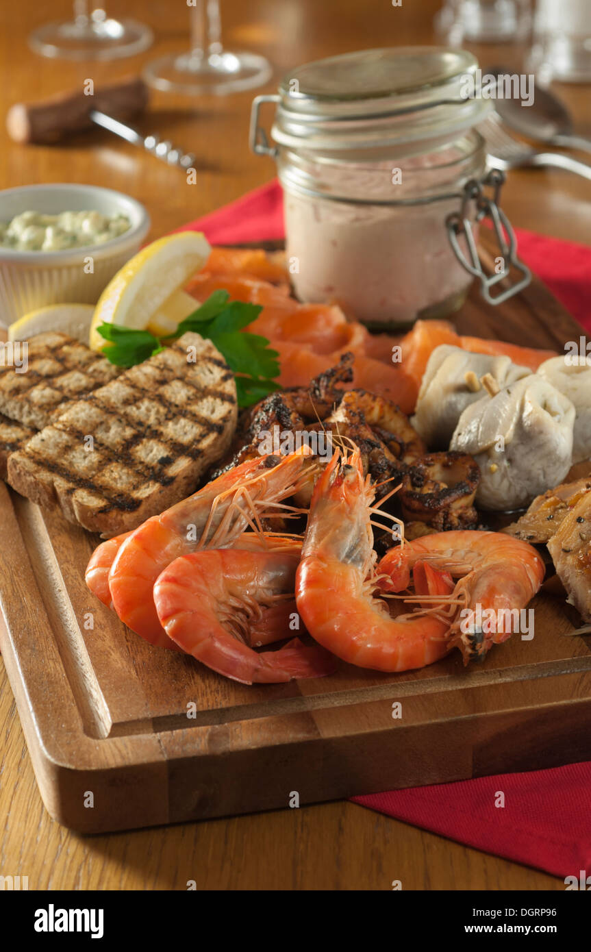 Compartir plato de mariscos. Foto de stock