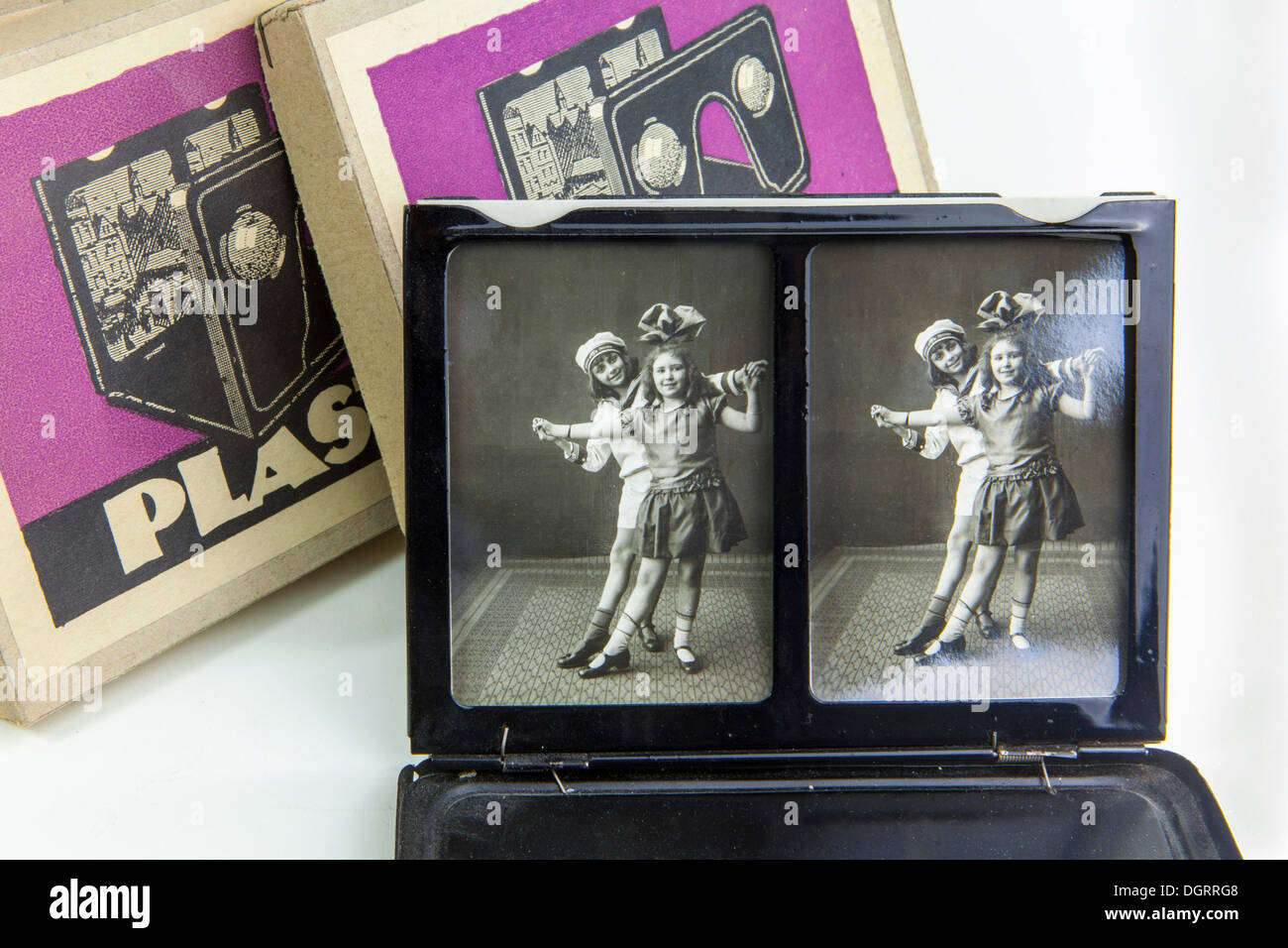 La estereoscopía, fotografías estereoscópicas en 3D, visor de fotos, historia de la fotografía en 3D, en torno a 1920 Foto de stock