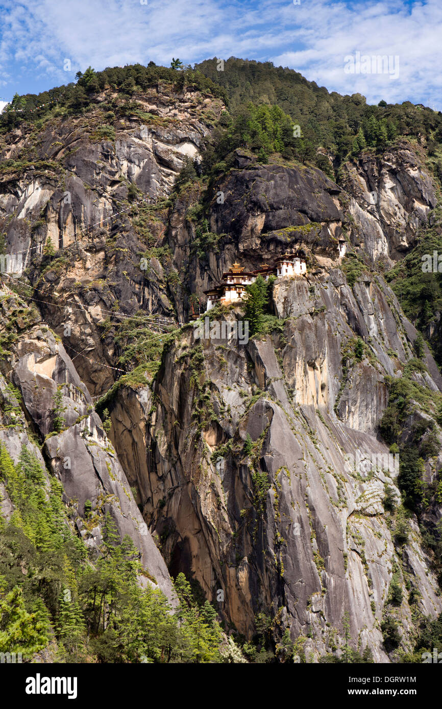Bhután, Paro valle, Taktsang Lhakang (Tiger's Nest) monasterio aferrado al acantilado Foto de stock