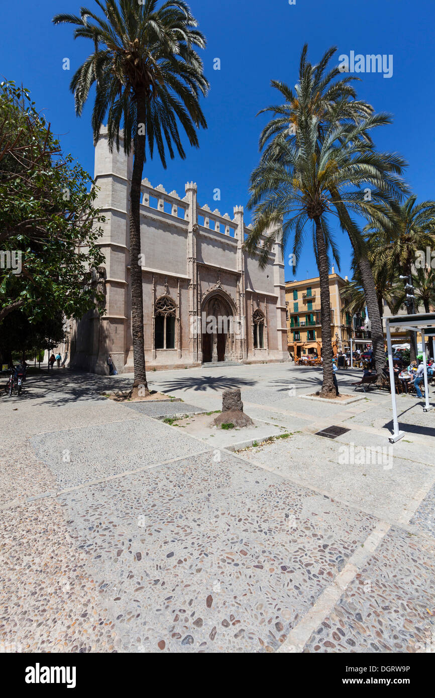 Antigua Sa Llotja de intercambio comercial marítima, fachada gótica catalana, actualmente espacio para exposiciones de arte y cultura Foto de stock