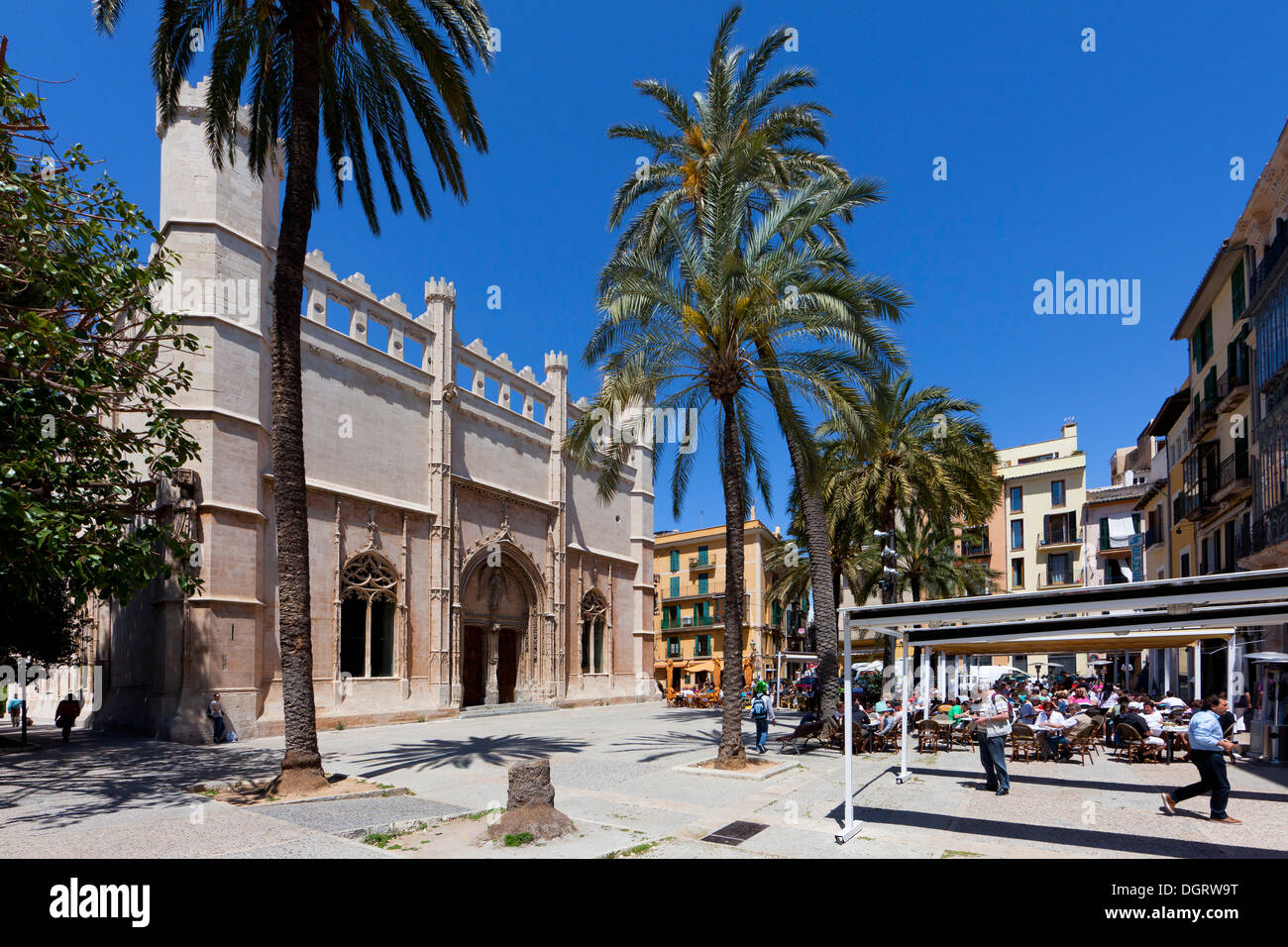 Antigua Sa Llotja de intercambio comercial marítima, fachada gótica catalana, actualmente espacio para exposiciones de arte y cultura Foto de stock