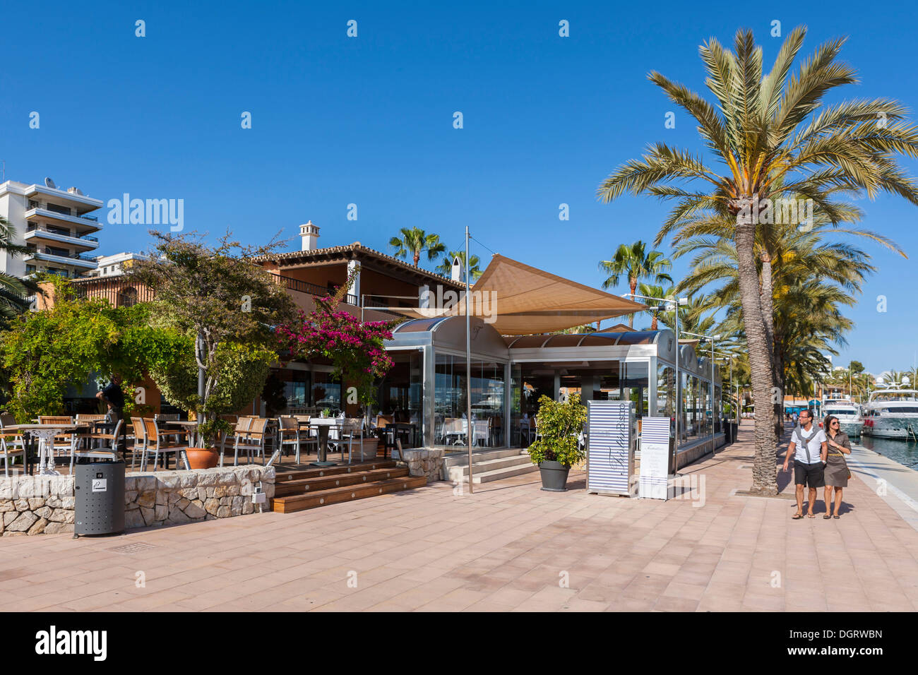 Paseo marítimo con restaurantes en Puerto Portals Nous Puertolas, Mallorca,  Islas Baleares, España, Europa Fotografía de stock - Alamy
