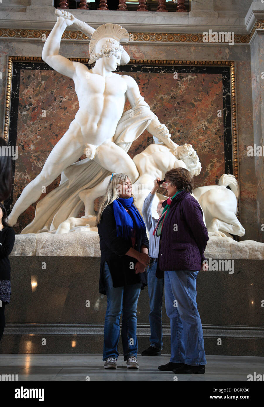 Kunsthistorisches Museum, el Museo de Historia del Arte, la escalera principal, la Estatua de Teseo y Centauro, Viena, Austria, Europa Foto de stock