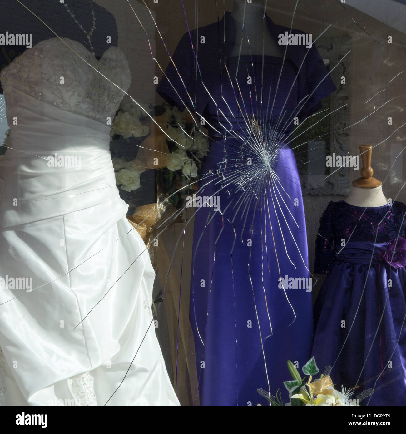 Matrimonio roto: el vidrio roto de un arrasado tienda de venta de vestidos  de novia Fotografía de stock - Alamy